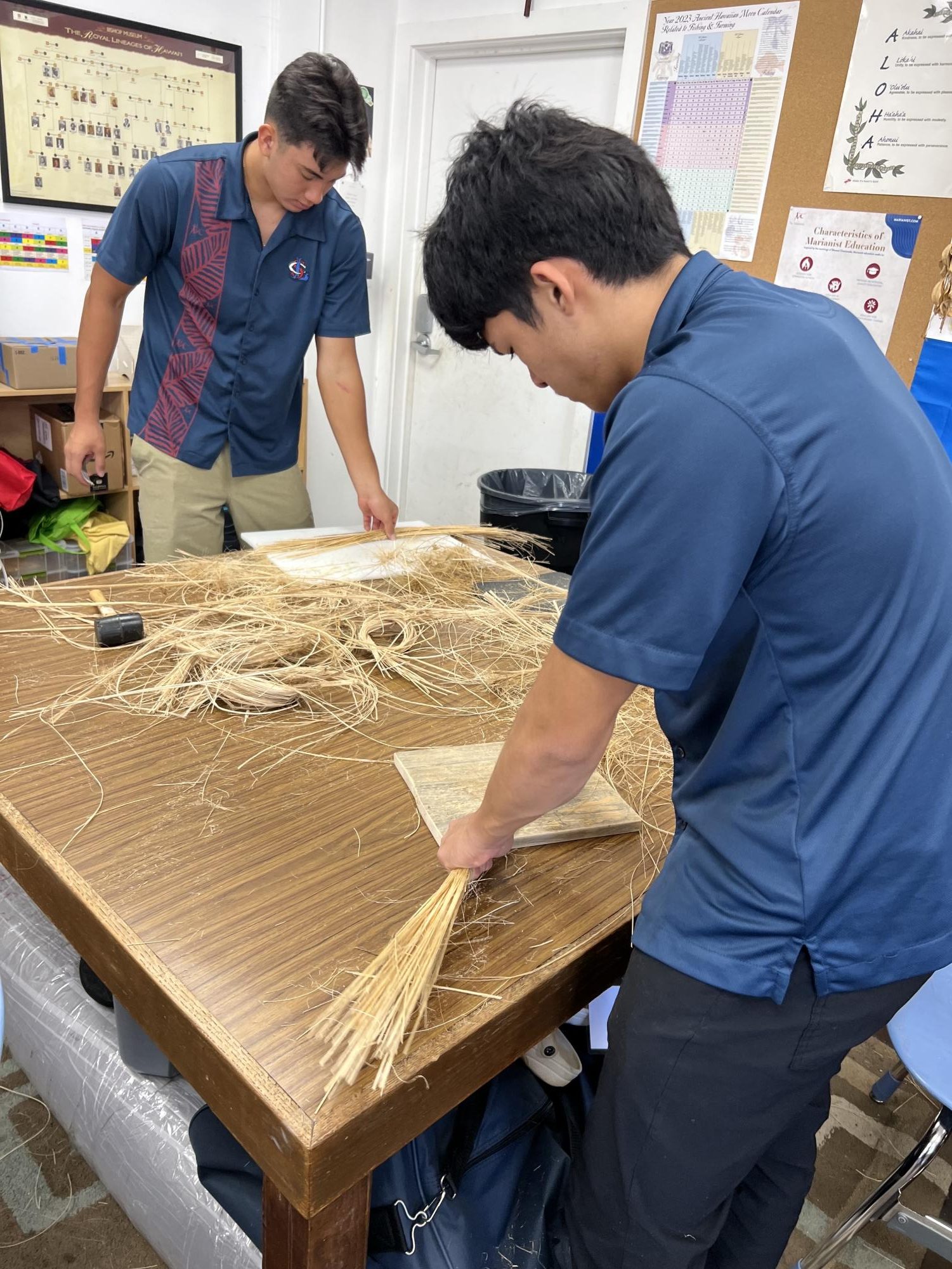 Students use lauhala to make rope for their uliuli project.